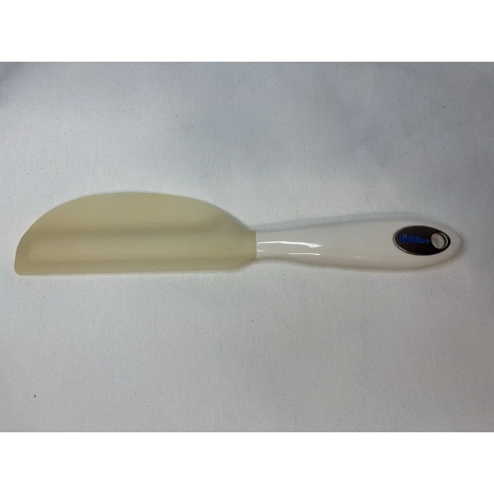 Wilton White Plastic Scraper with Removable Silicone Head